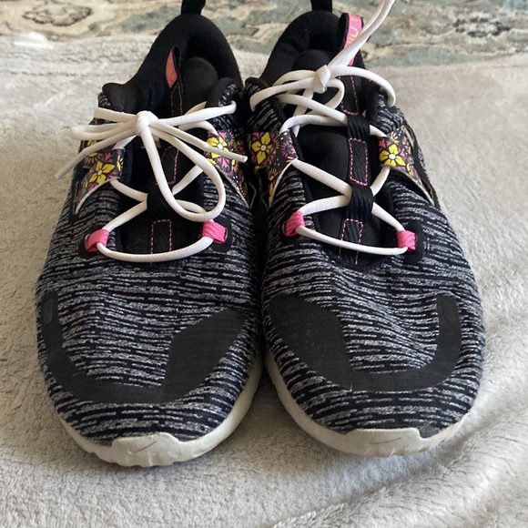 Woman’s size 10 Nike sneakers - Picture 3 of 7